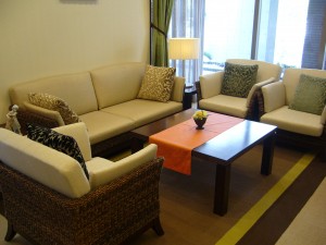 玄関脇のソファー