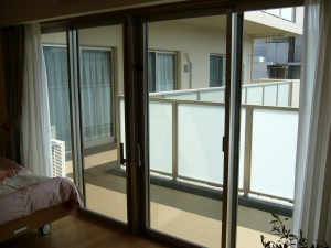 夫婦部屋の大きな窓