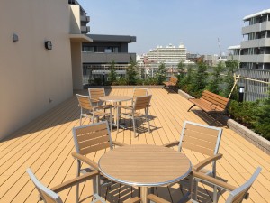 屋上庭園（ベンチ入り）